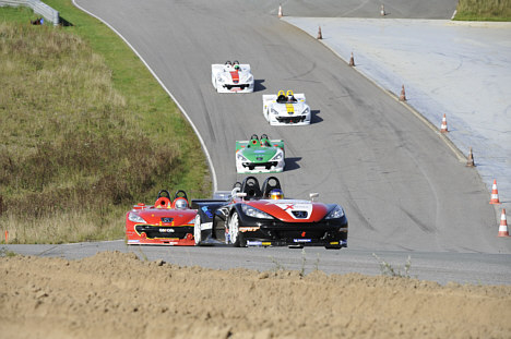 Ronnie Bremer (forrest) sikrede sig mesterskabet i Peugeot Spider Cup.
